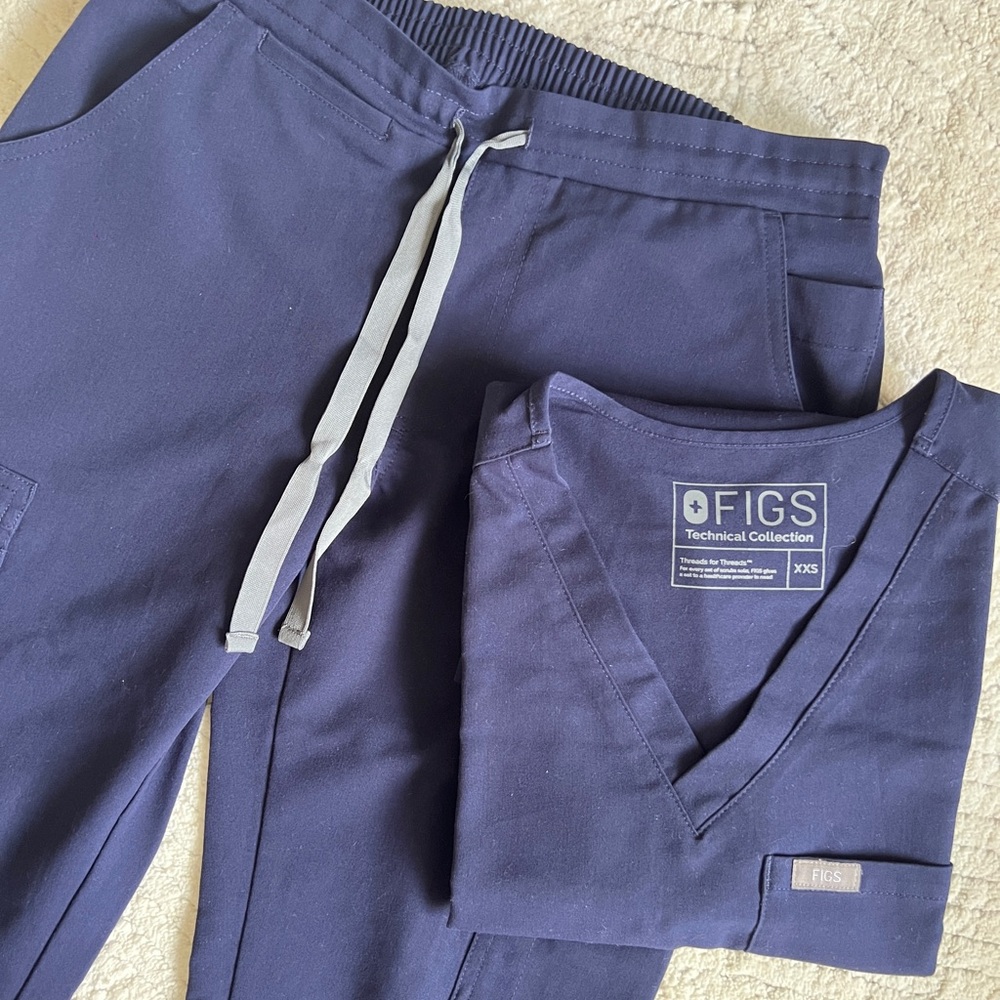 FIGS Scrub Set (Catarina Top, Yola Skinny Pants)